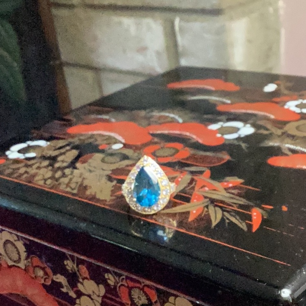 Gorgeous pear shaped blue stone (aquamarine?) 10K gold ring size 6